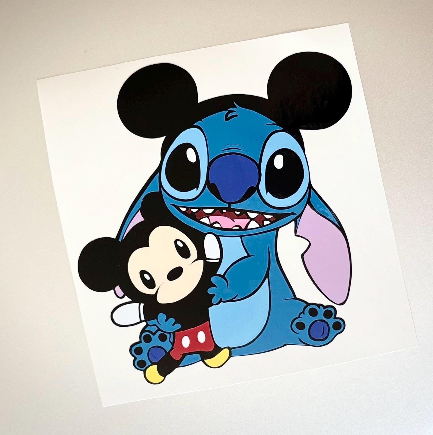 Blauw wezentje met knuffel full color sticker / decal. Laptop / drinkfles / brooddoos / auto / planner / … sticker