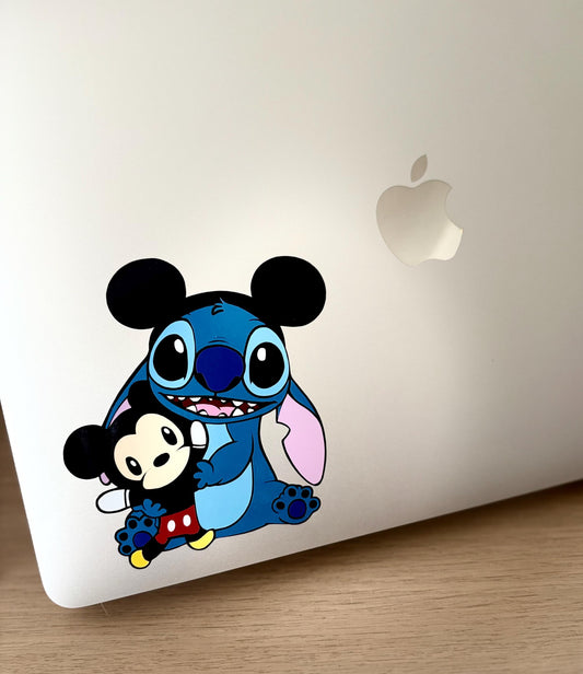 Blauw wezentje met knuffel full color sticker / decal. Laptop / drinkfles / brooddoos / auto / planner / … sticker