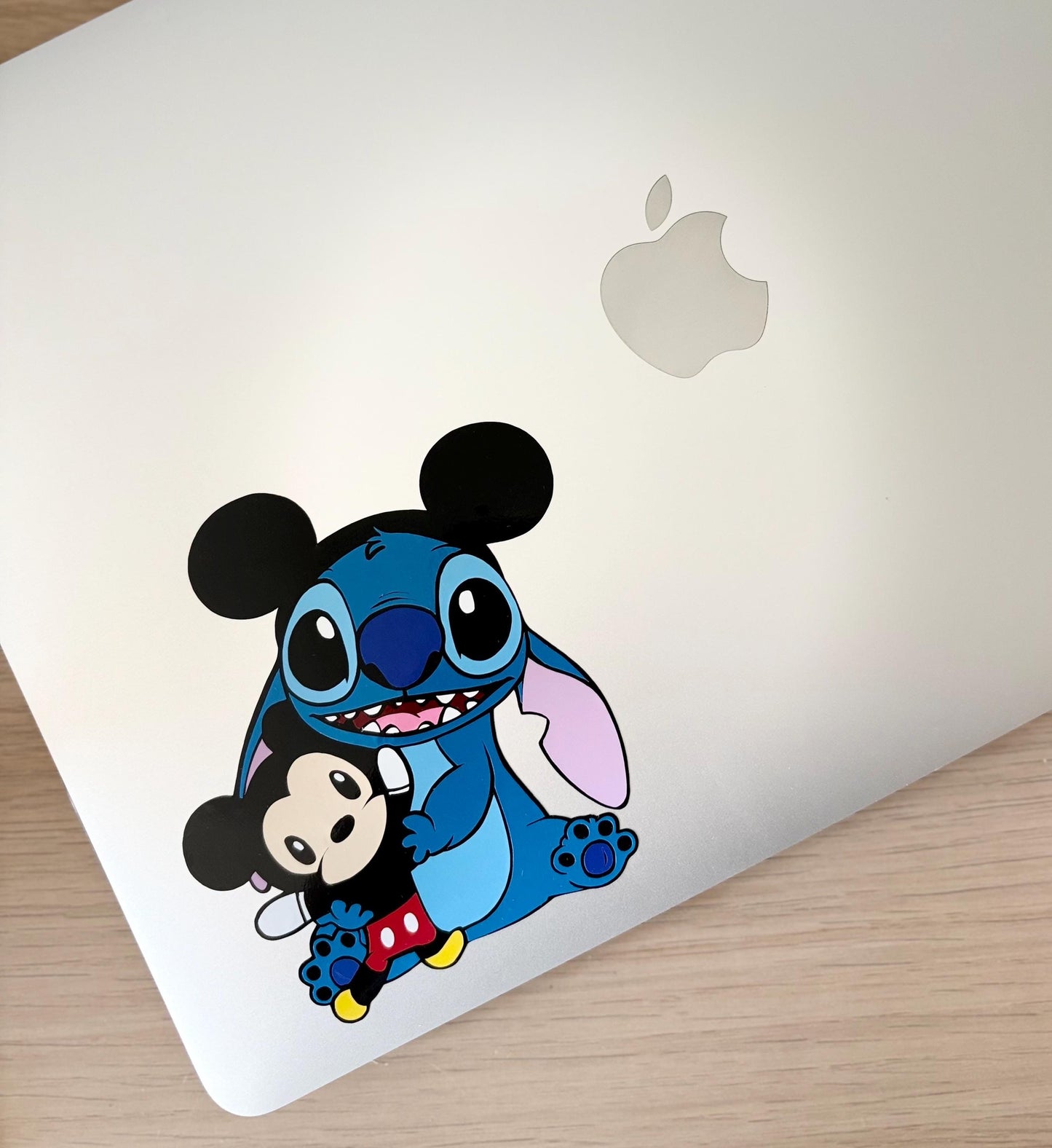 Blauw wezentje met knuffel full color sticker / decal. Laptop / drinkfles / brooddoos / auto / planner / … sticker