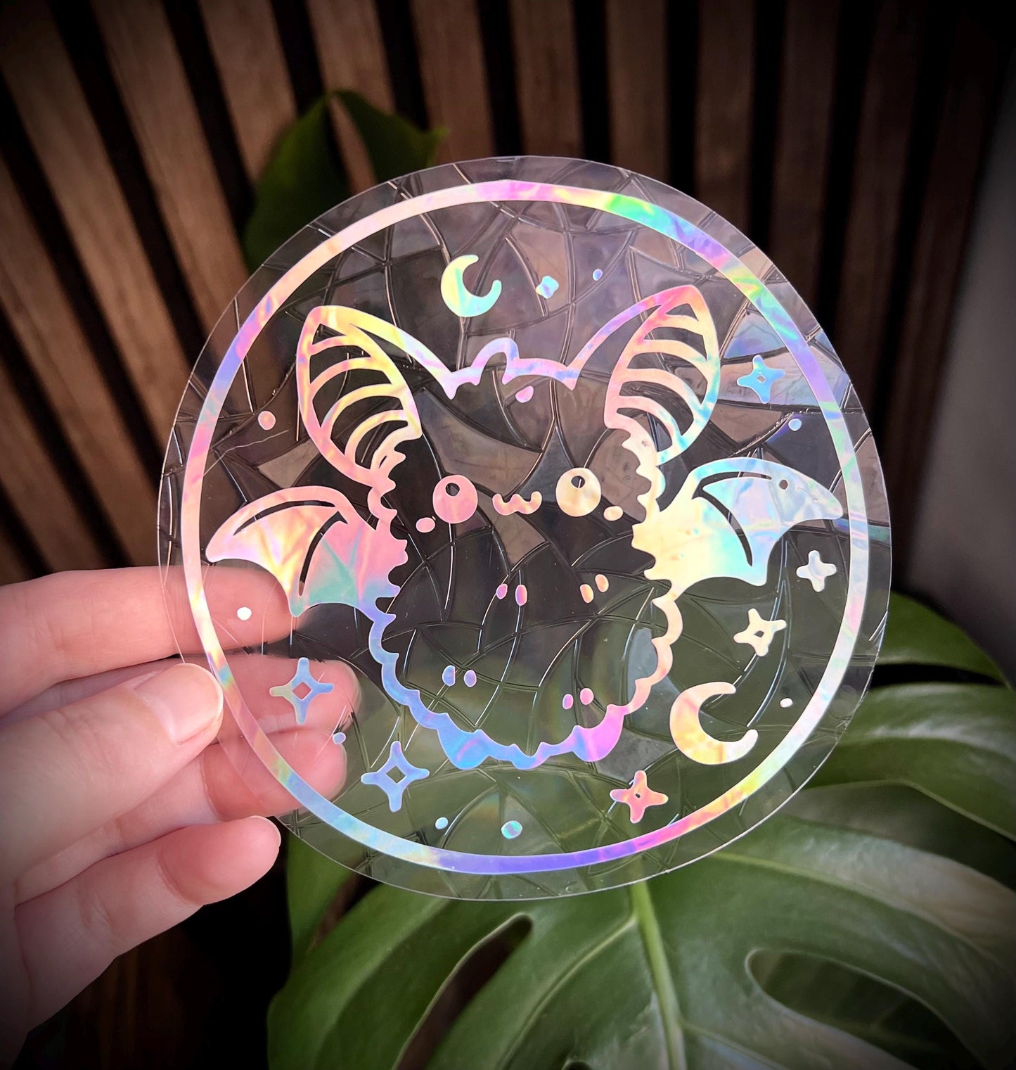 Cute bat suncatcher statisch sticker. Regenboog sticker.