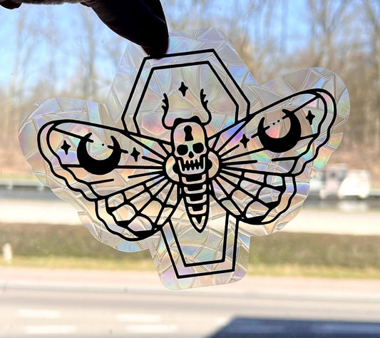Skull moth suncatcher statisch sticker. Regenboog sticker.