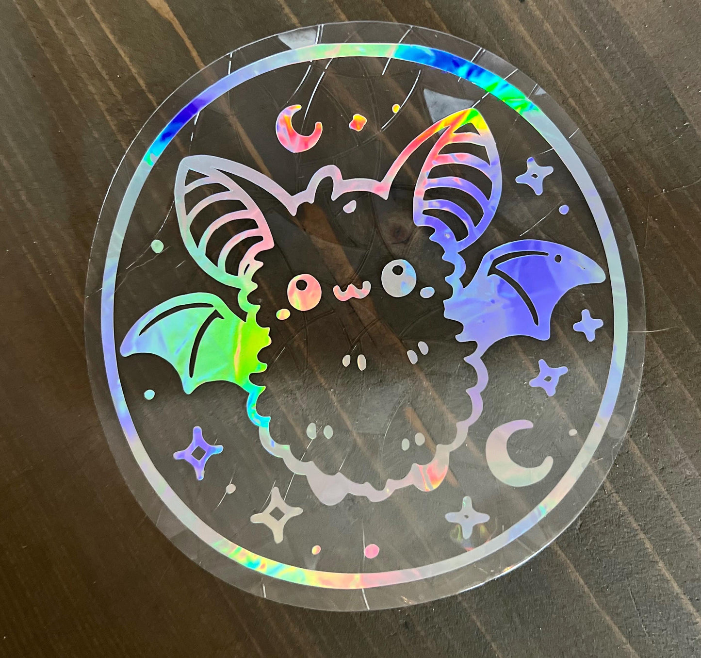 Cute bat suncatcher statisch sticker. Regenboog sticker.