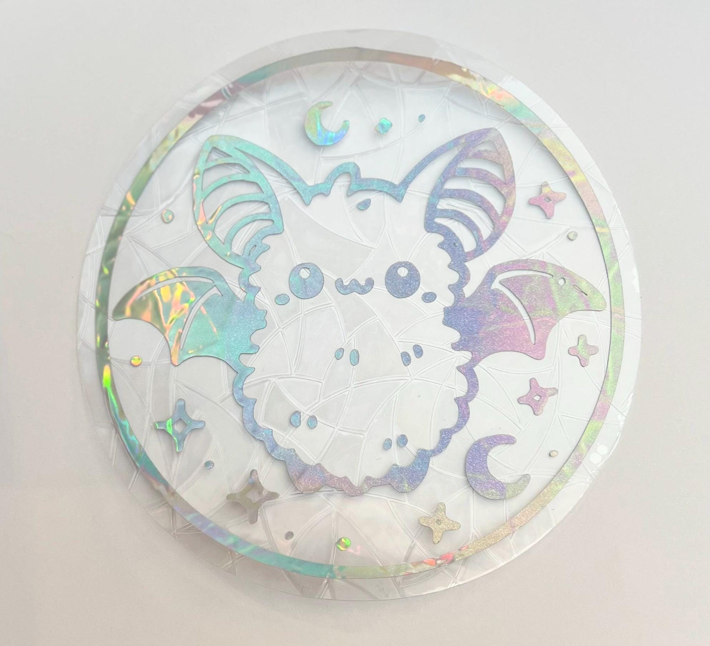Cute bat suncatcher statisch sticker. Regenboog sticker.